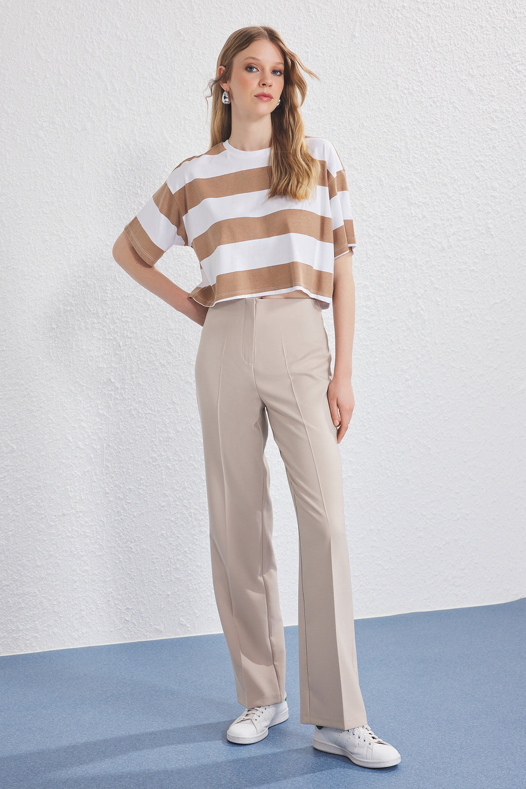 Trendyolmilla Siyah Arka Beli Lastikli Straight/Düz Kesim Dokuma Pantolon TWOSS25PL00102