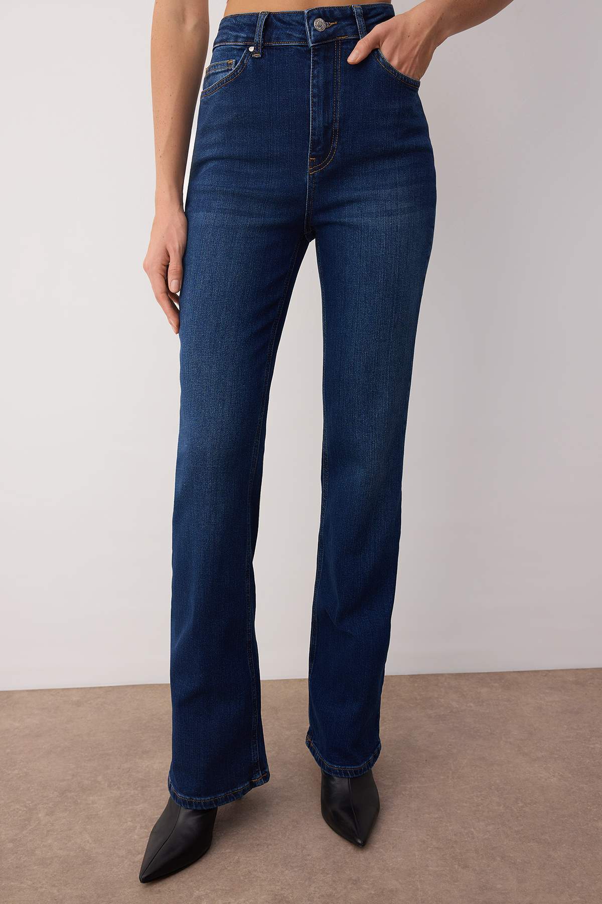 Trendyolmilla Koyu Mavi Yüksek Bel Comfort/Esnek Comfort Flare Jeans TWOAW26JE00049
