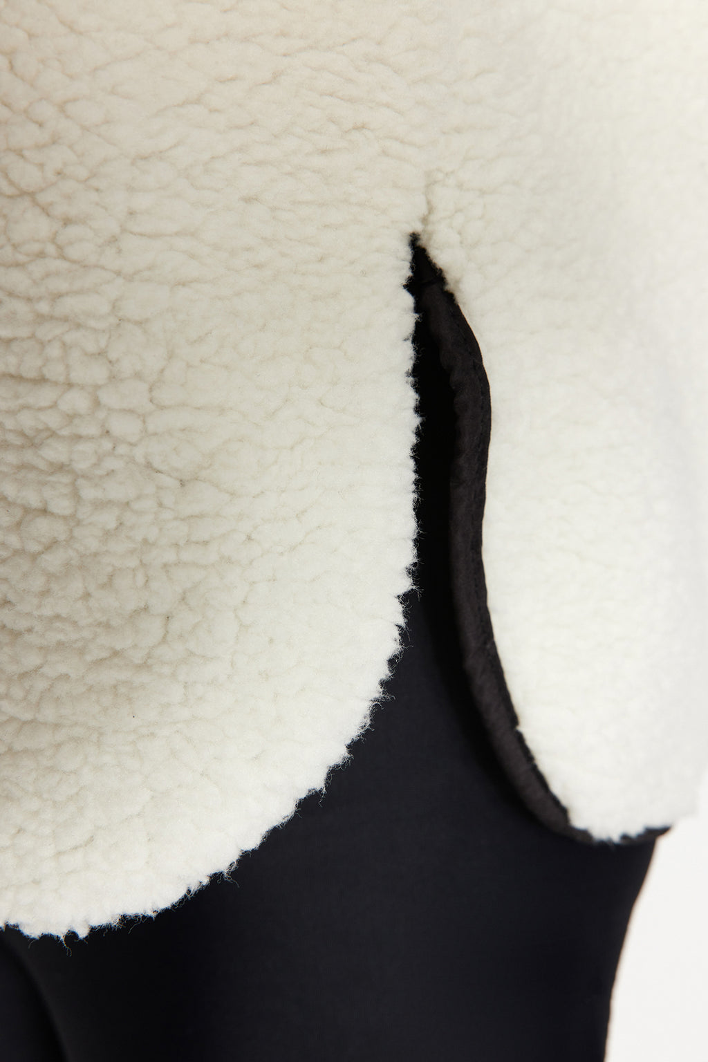 Ekru Renk Bloklu Paraşüt Kumaş Detaylı Peluş Geniş Kalıp Örme Spor Sweatshirt THMAW24SW00009