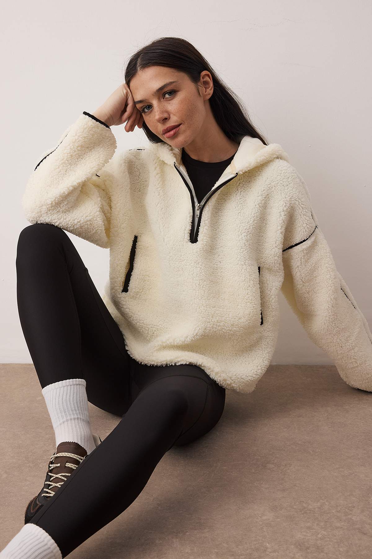 Ekru Biye Detaylı Oversize/Geniş Kalıp Peluş Kapüşonlu Kalın Örme Sweatshirt TWOAW26SW00229