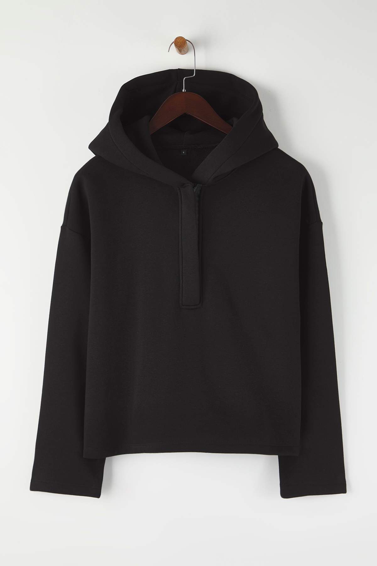Trendyolmilla Siyah Kalın İçi Polarlı Yarım Pat Fermuarlı Oversize Kapüşonlu Örme Sweatshirt TWOAW26SW00060