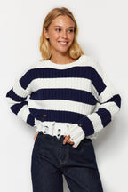 Trendyolmilla Siyah Crop Geniş Kalıp Çizgili Triko Kazak TWOAW24KZ00905