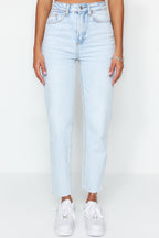 Trendyolmilla Açık Mavi Yüksek Bel Az Esnek Mom Kesik Paça Jeans TWOSS23JE00094