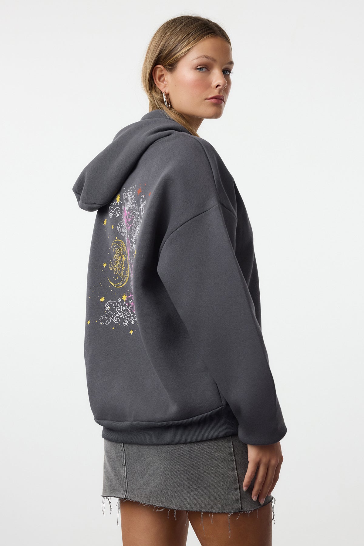 Trendyolmilla Ekru Kalın İçi Polarlı Kapüşonlu Baskılı Oversize/Geniş Kalıp Örme Sweatshirt TWOAW24SW00136