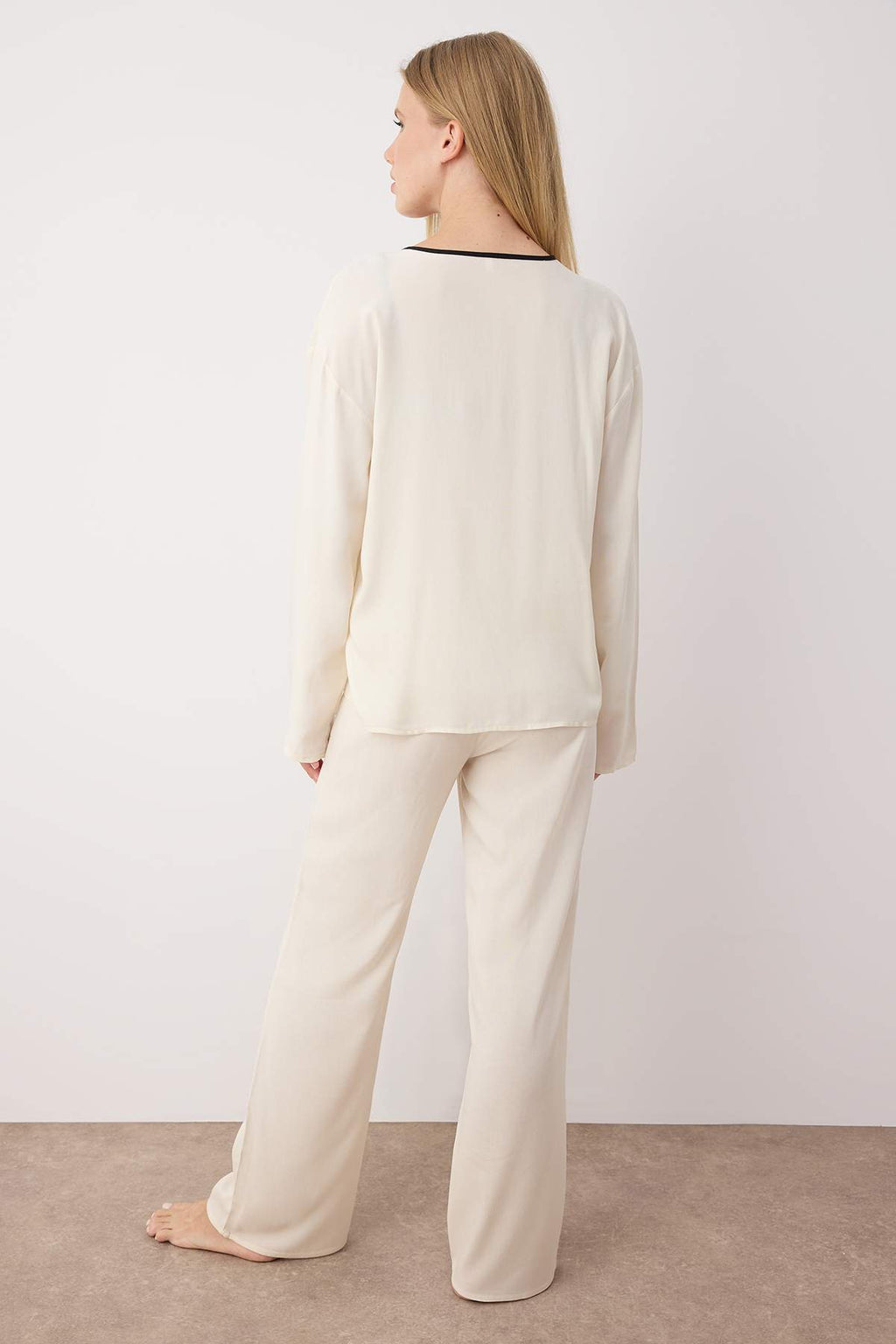 Trendyolmilla Siyah Kurdele/Fiyonk ve Biye Detaylı Viskon Dokuma Pijama Takımı THMAW26PT00007