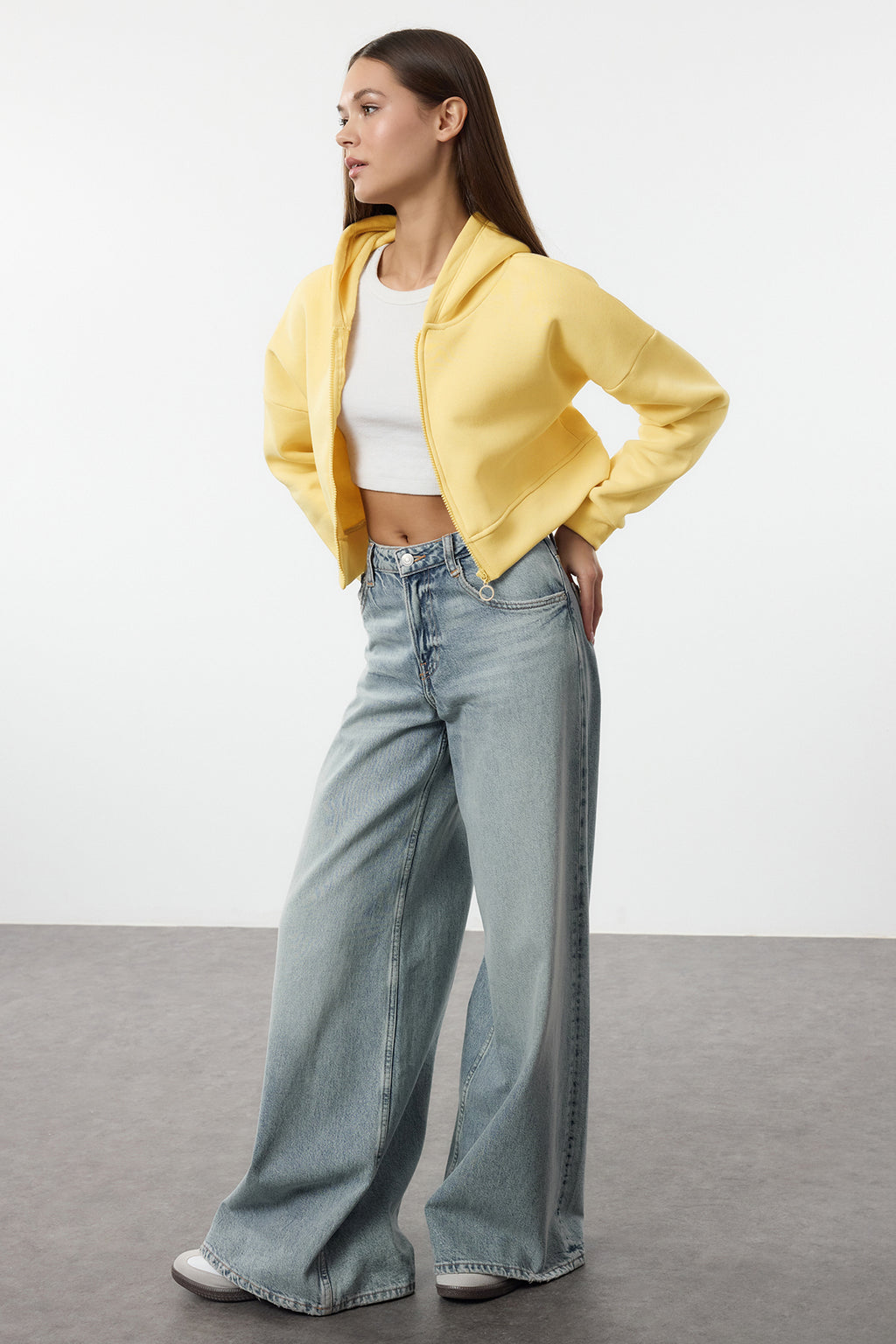 Trendyolmilla Açık Sarı Fermuarlı Kapüşonlu Rahat Kesim Crop Kalın İçi Polarlı Örme Sweatshirt TWOAW20SW0660