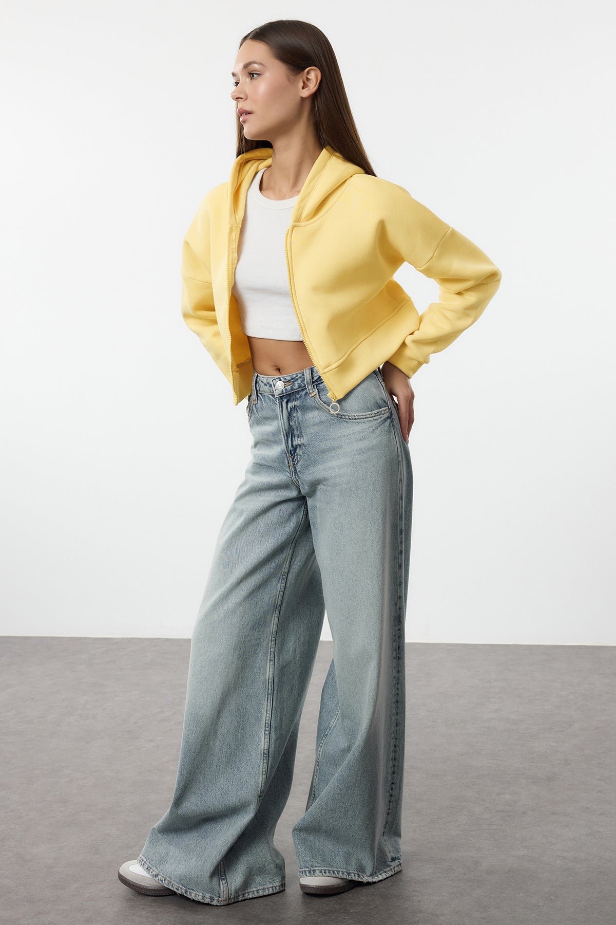 Trendyolmilla Açık Sarı Fermuarlı Kapüşonlu Rahat Kesim Crop Kalın İçi Polarlı Örme Sweatshirt TWOAW20SW0660