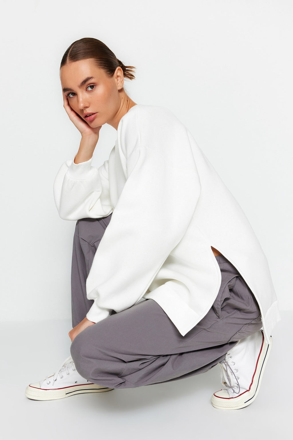 Trendyolmilla Ekru Oversize/Geniş Kalıp Yırtmaç Detaylı Kalın İçi Polarlı Örme Sweatshirt TWOAW23SW00195
