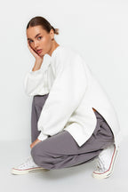 Trendyolmilla Ekru Oversize/Geniş Kalıp Yırtmaç Detaylı Kalın İçi Polarlı Örme Sweatshirt TWOAW23SW00195