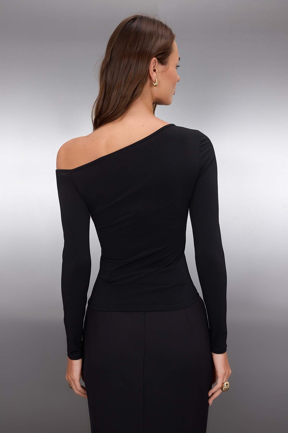 Trendyolmilla Haki Fitted Düşük Omuzlu Aksesuar Detaylı Asimetrik Yaka Esnek Örme Bluz TWOAW26BZ00075