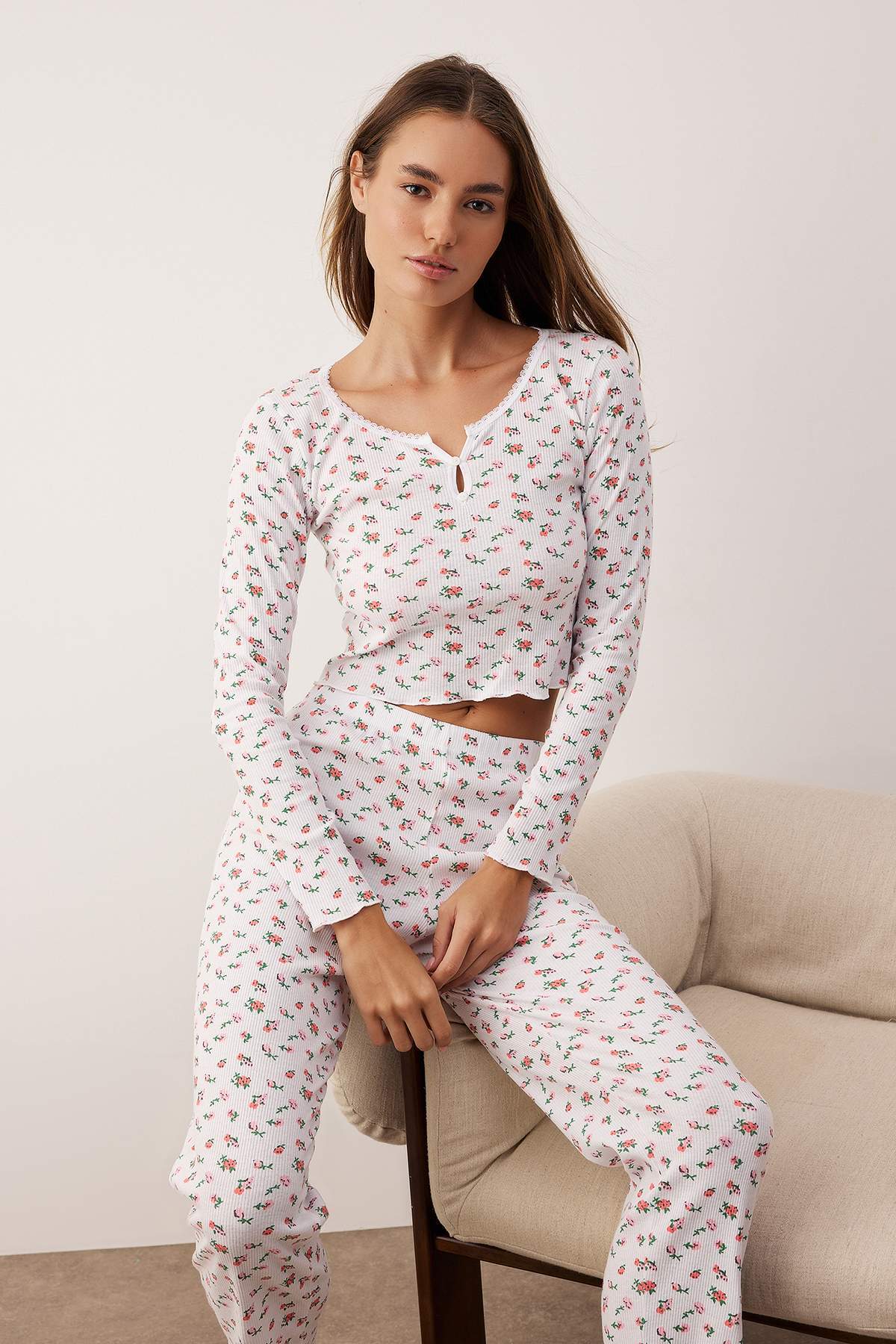 Beyaz-Çok Renkli Pamuklu Çiçekli Dantel Detaylı Fitilli Örme Pijama Takımı THMAW26PT00217 Main image