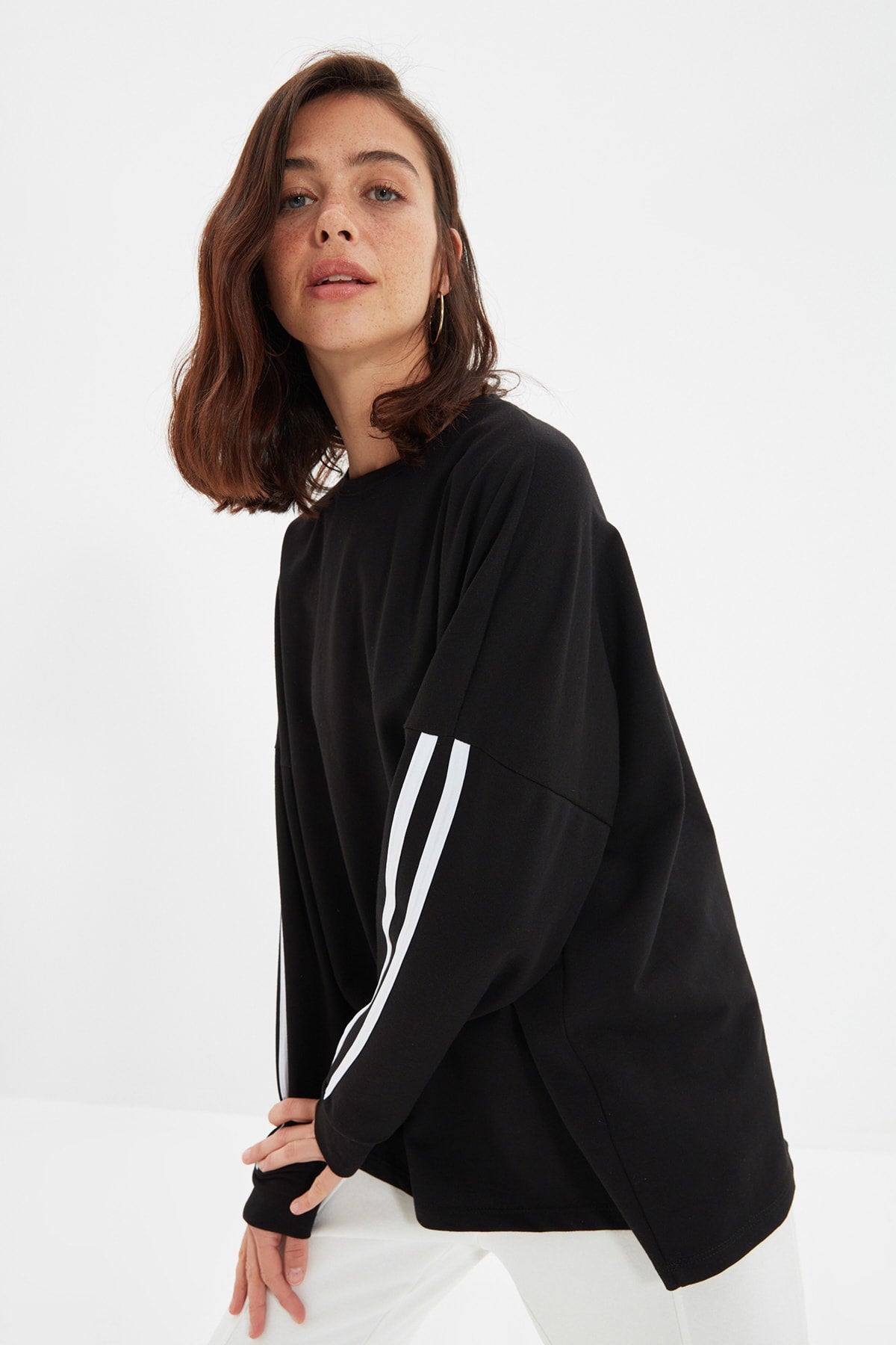 Siyah Şerit Detaylı Oversize/Geniş Kalıp İnce Örme Sweatshirt TWOAW22SW1258