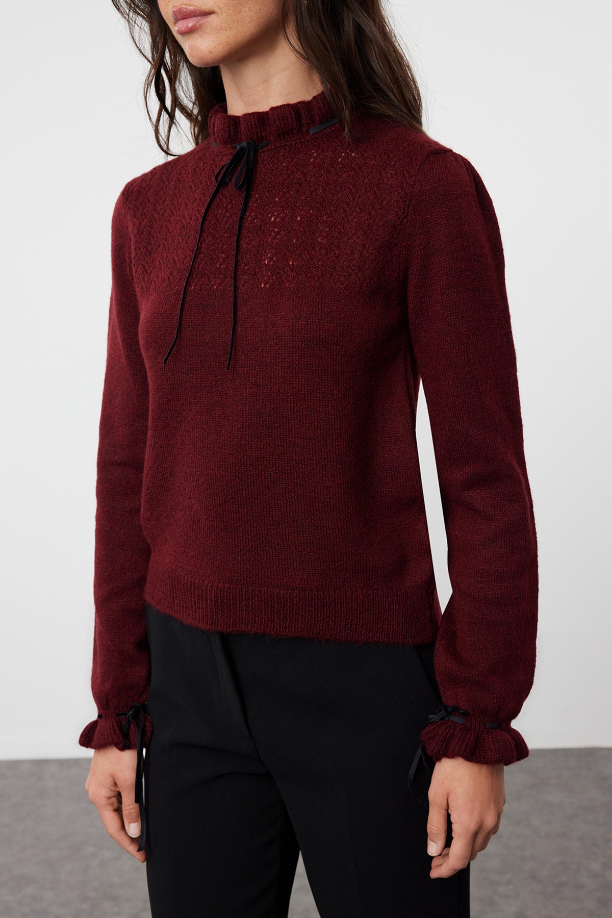 Trendyolmilla Bordo Yumuşak Dokulu Ajurlu/Delikli Kurdele/Fiyonk Detaylı Triko Kazak TWOAW21KZ2355
