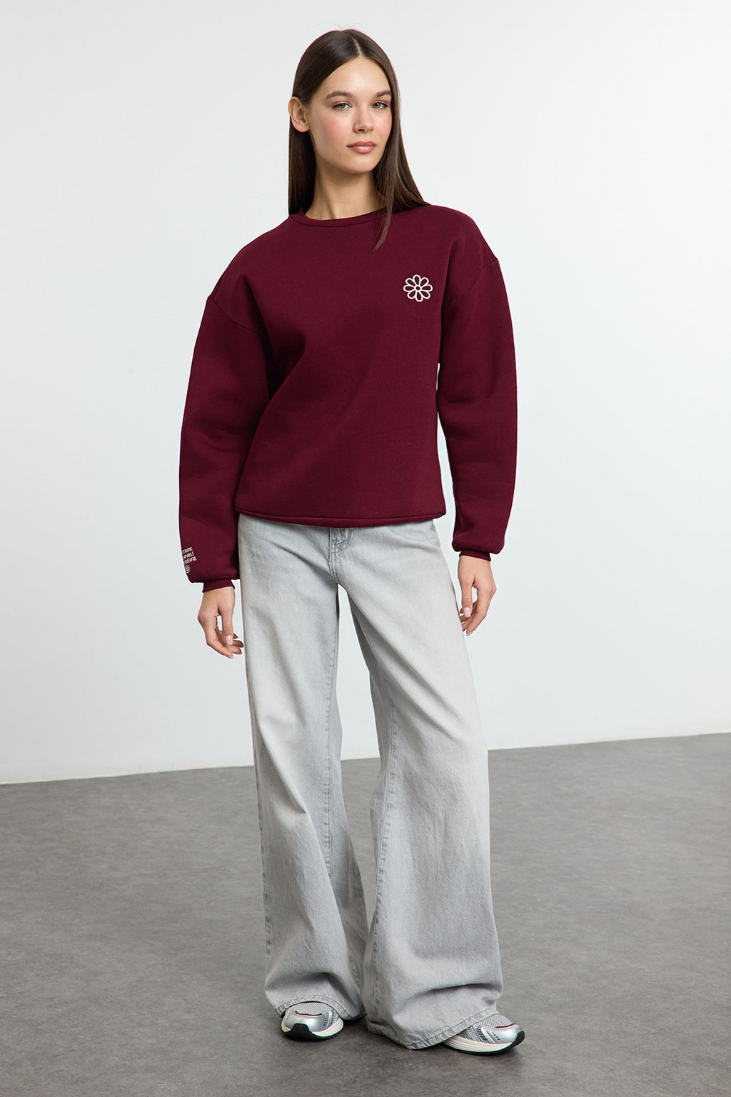 Trendyolmilla Bordo Nakışlı Regular/Normal Kalıp Kalın İçi Polarlı  Örme Sweatshirt TWOAW25SW00176