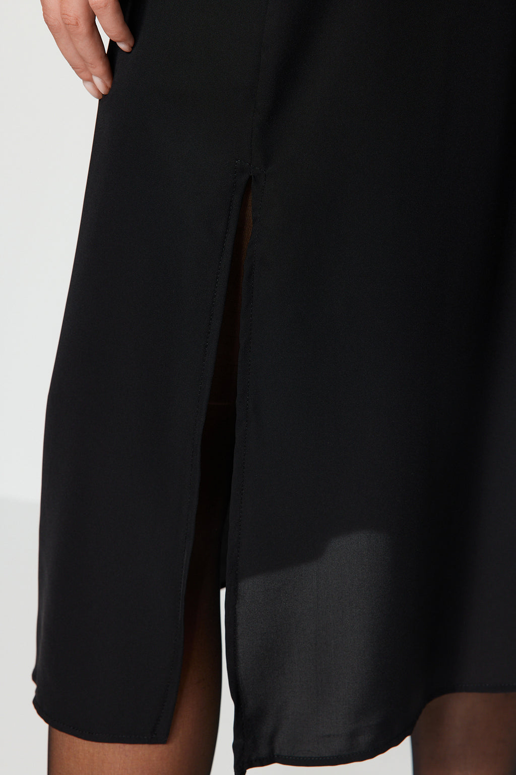 Siyah Midi Yırtmaçlı Dokuma Elbise TWOAW24EL00851