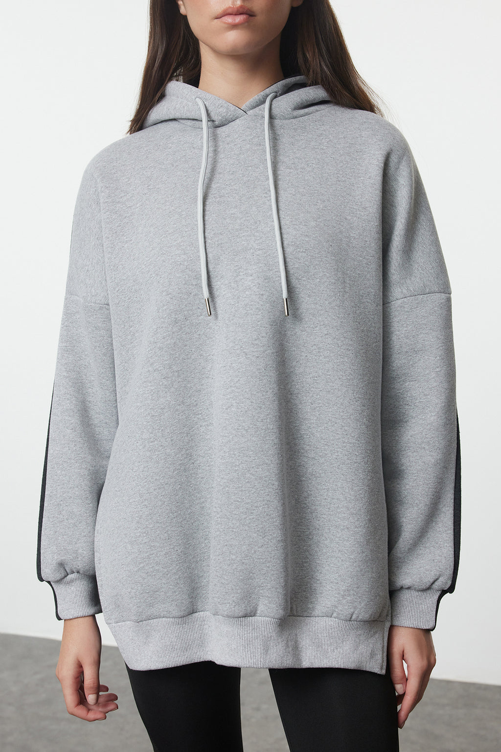 Trendyolmilla Gri Melanj Pamuklu Renk Bloklu Geniş Kalıp İçi Polarlı Örme Spor Sweatshirt TWOSS22SW0074