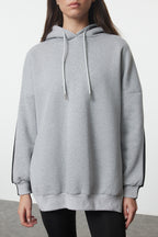 Trendyolmilla Gri Melanj Pamuklu Renk Bloklu Geniş Kalıp İçi Polarlı Örme Spor Sweatshirt TWOSS22SW0074