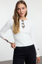 Trendyolmilla Ekru Fiyonk ve Cut Out Detaylı Bisiklet Yaka Slim/Vücuda Oturan Örme Bluz TWOAW25BZ00177