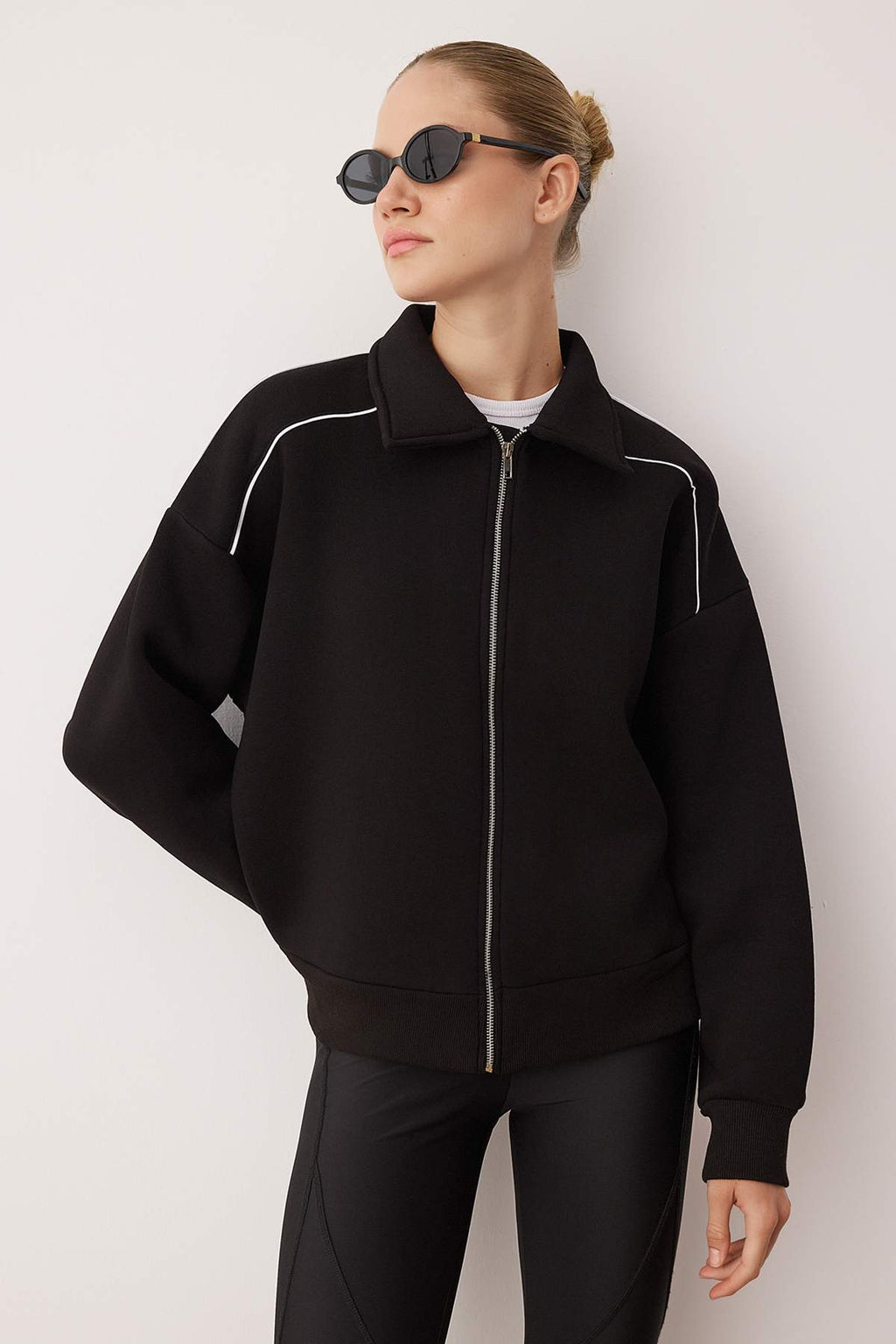 Siyah Oversize/Geniş Kalıp Fermuarlı Biye Detaylı Örme Sweatshirt TWOAW26SW00147