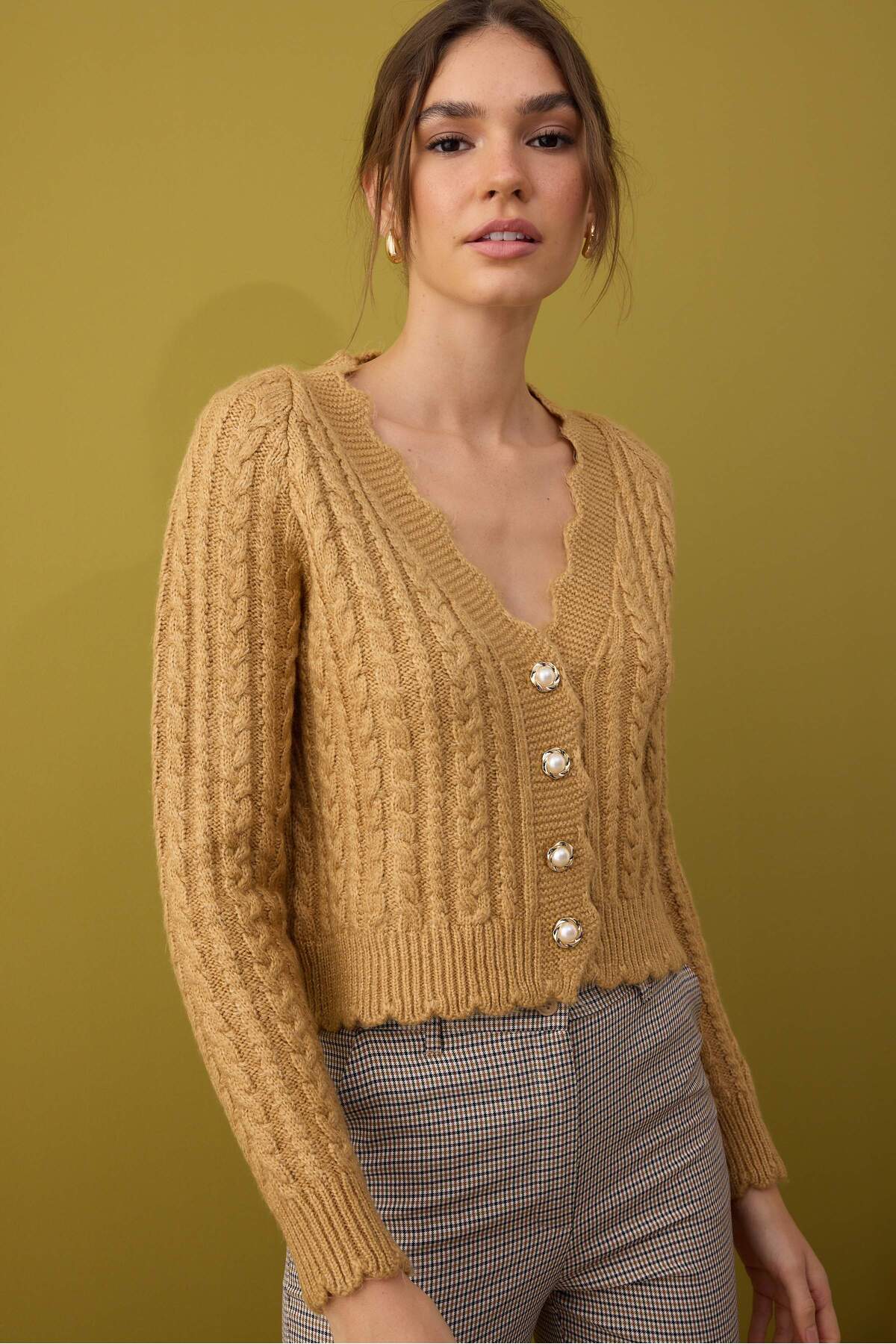 Trendyolmilla Antrasit Yumuşak Dokulu İnci Düğme Detaylı Crop Triko Hırka TWOAW26HI00185