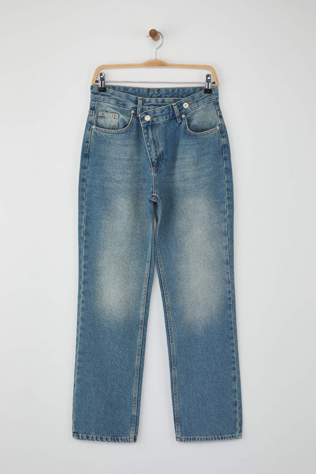 Trendyolmilla Antrasit Yüksek Bel Asimetrik Kapama Bel Detaylı Straight/Düz Kesim/Boru Paça Jeans TWOAW26JE00132