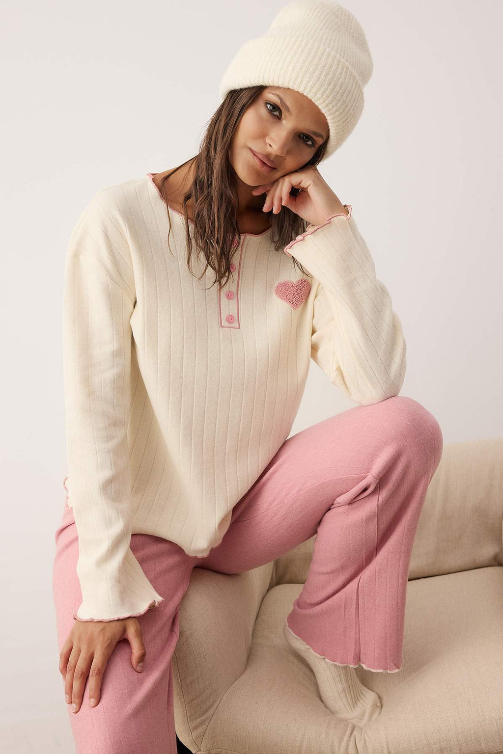 Ekru-Pembe Kalp Nakışlı Baby Overloklu Fitilli Kışlık Örme Pijama Takımı THMAW26PT00132