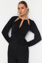 Trendyolmilla Koyu Kahverengi Pencere/Cut Out Detaylı Aksesuarlı Örme Bluz TPRAW24BZ00053