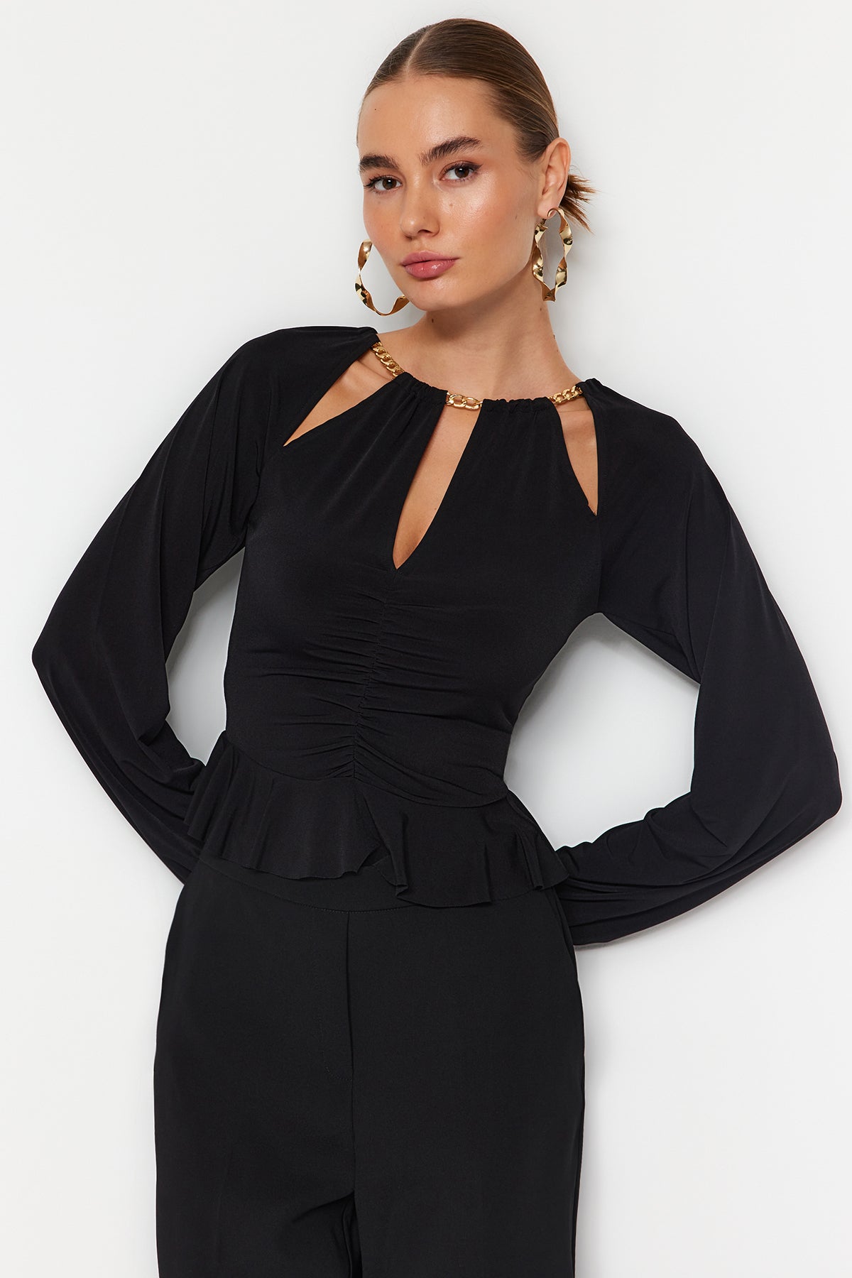 Trendyolmilla Koyu Kahverengi Pencere/Cut Out Detaylı Aksesuarlı Örme Bluz TPRAW24BZ00053