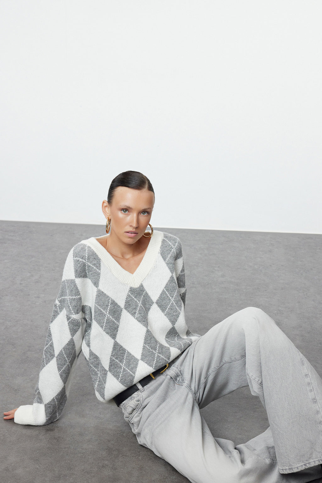 Ekru Yumuşak Dokulu V Yaka Geniş Kalıp Baklava Triko Kazak TWOAW25KZ00200