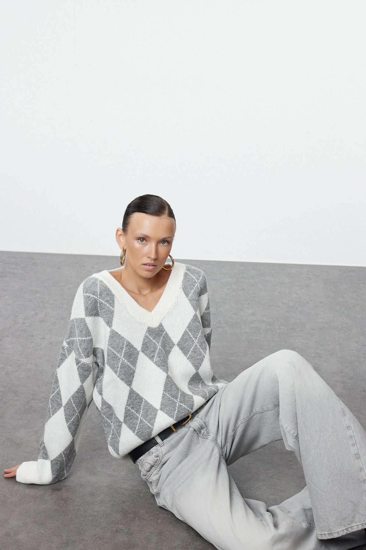 Ekru Yumuşak Dokulu V Yaka Geniş Kalıp Baklava Triko Kazak TWOAW25KZ00200