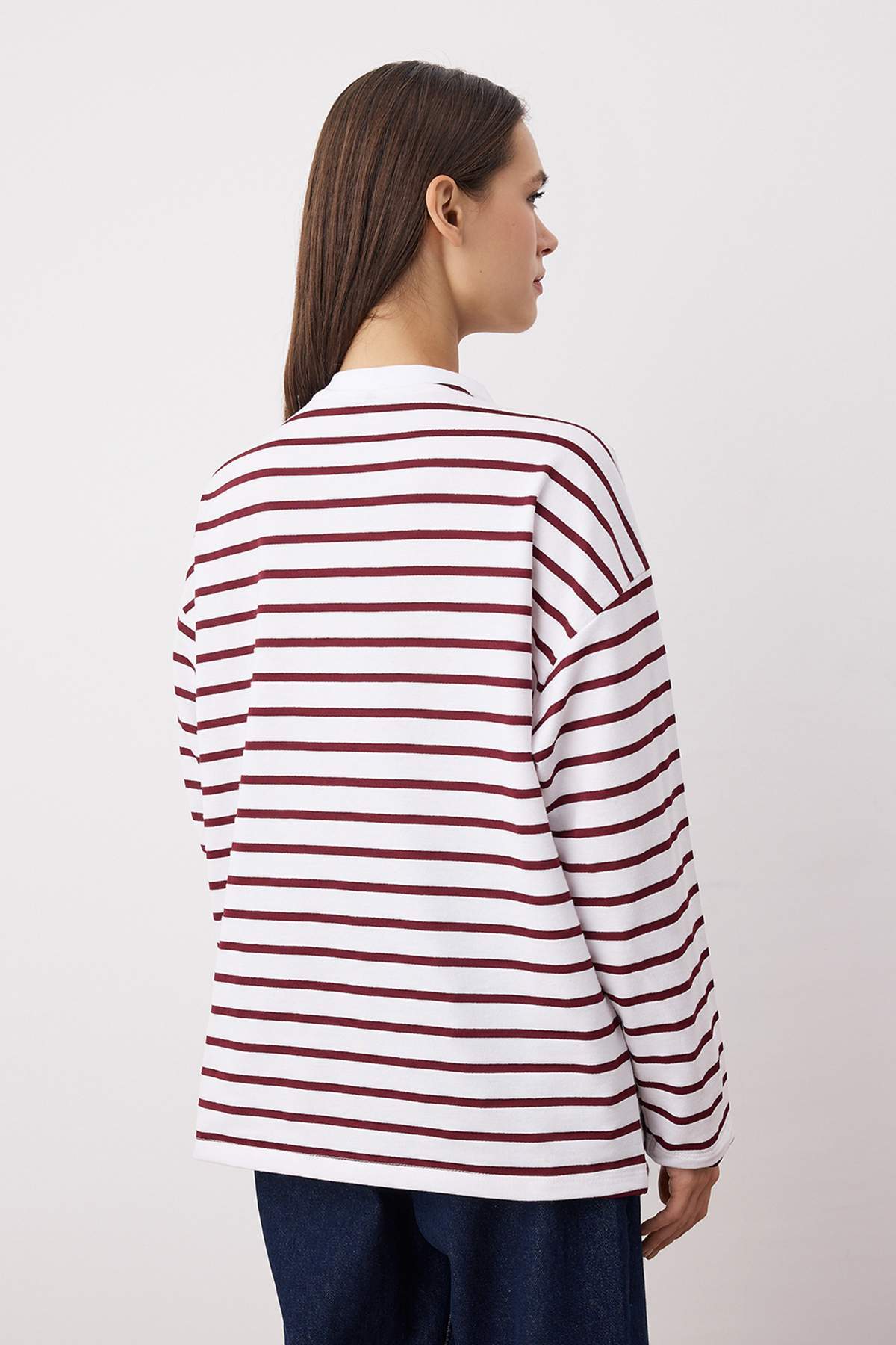 Trendyolmilla Beyaz Çizgili Oversize/Geniş Kesim Bisiklet Yaka İnce Örme Sweatshirt TWOAW23SW00326