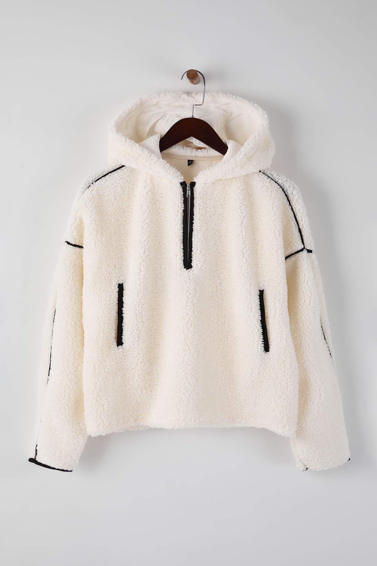 Ekru Biye Detaylı Oversize/Geniş Kalıp Peluş Kapüşonlu Kalın Örme Sweatshirt TWOAW26SW00229