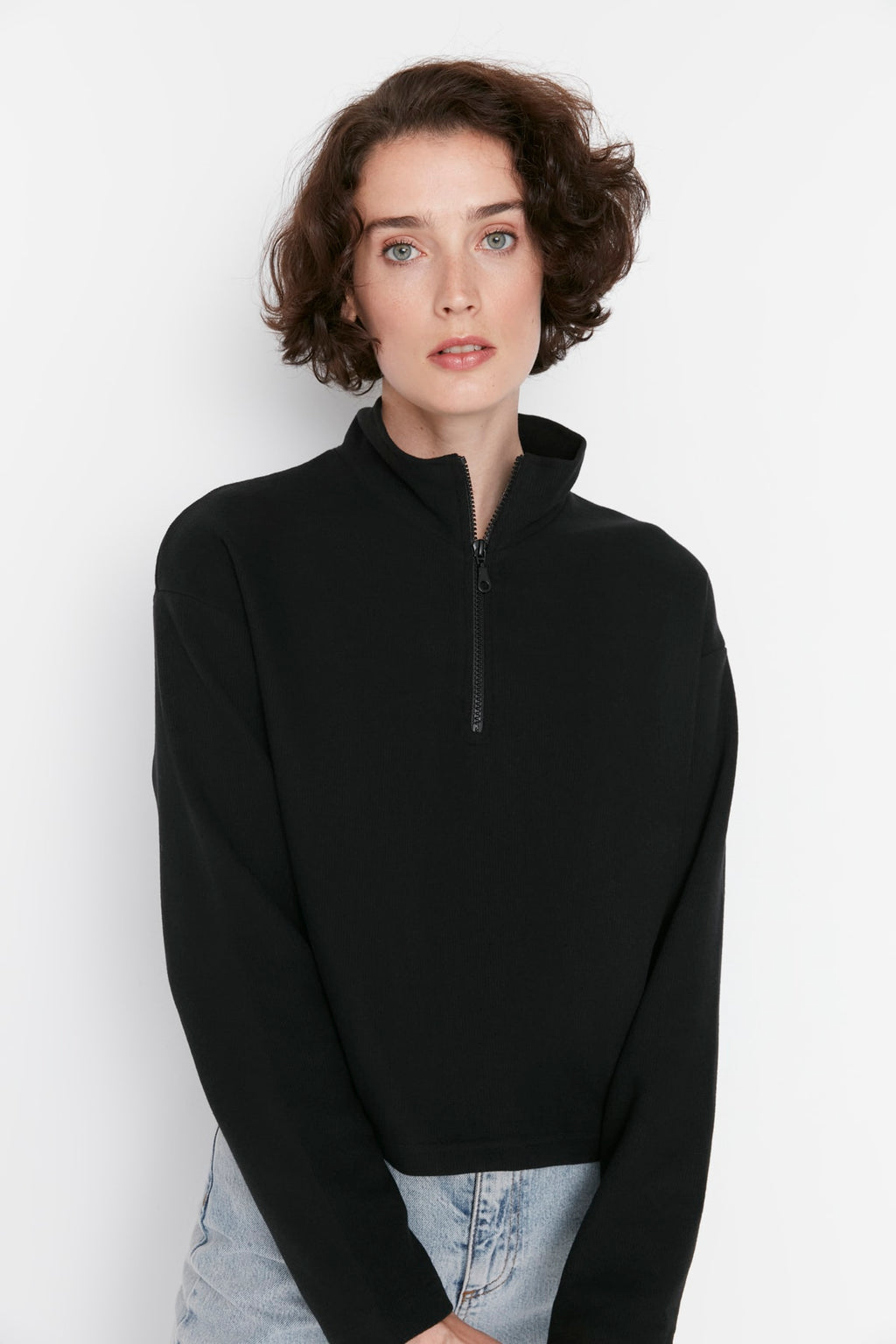 Trendyolmilla Siyah Selanik/Triko Görünümlü Fermuarlı Yaka Regular/Normal Kalıp Örme Sweatshirt TWOAW22SW0732