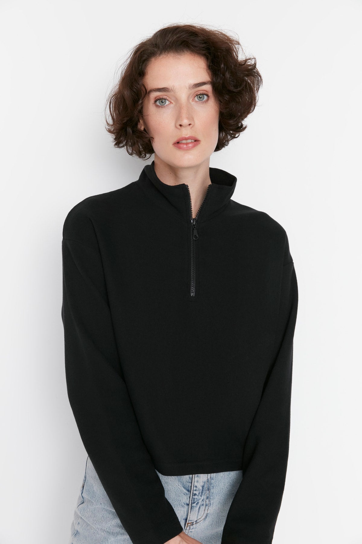 Trendyolmilla Siyah Selanik/Triko Görünümlü Fermuarlı Yaka Regular/Normal Kalıp Örme Sweatshirt TWOAW22SW0732