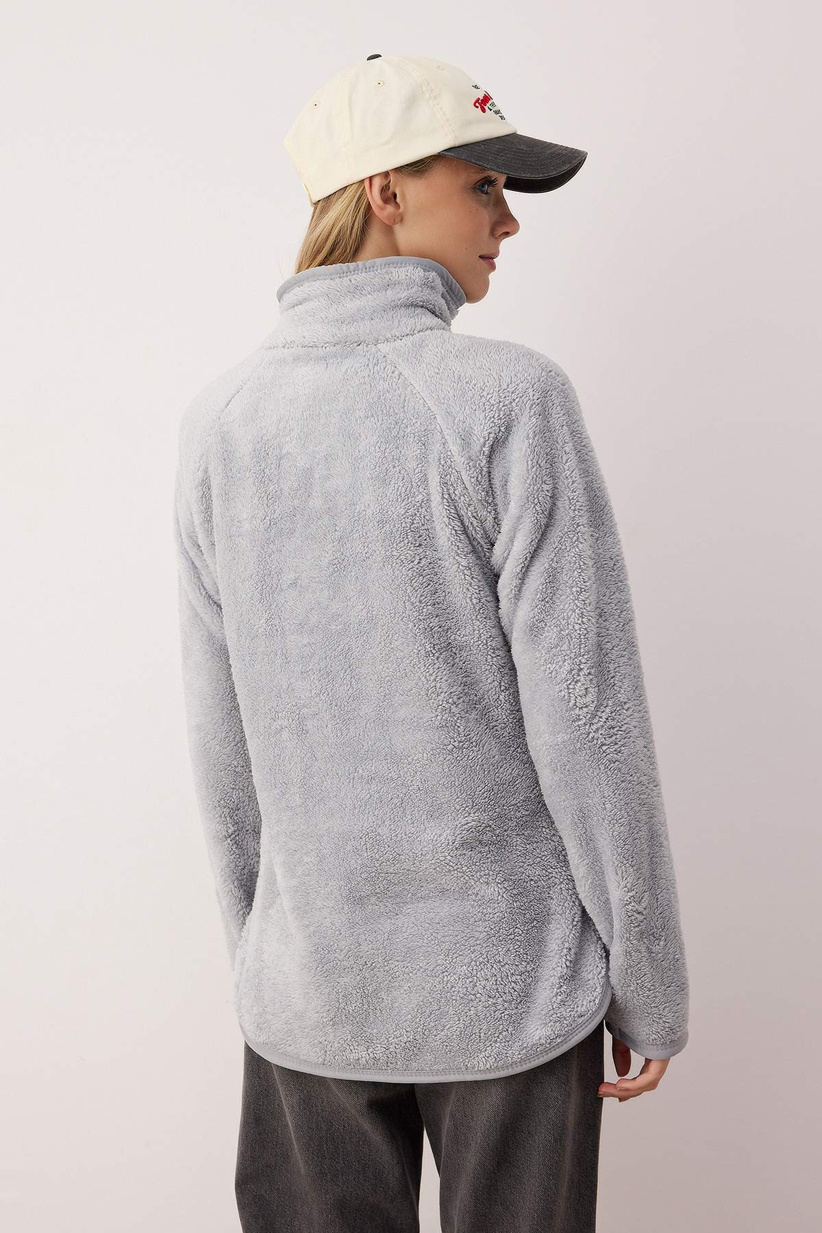 Gri Peluş Dik Yaka Yarım Fermuarlı Oversize/Geniş Kalıp Örme Sweatshirt TWOAW26SW00138
