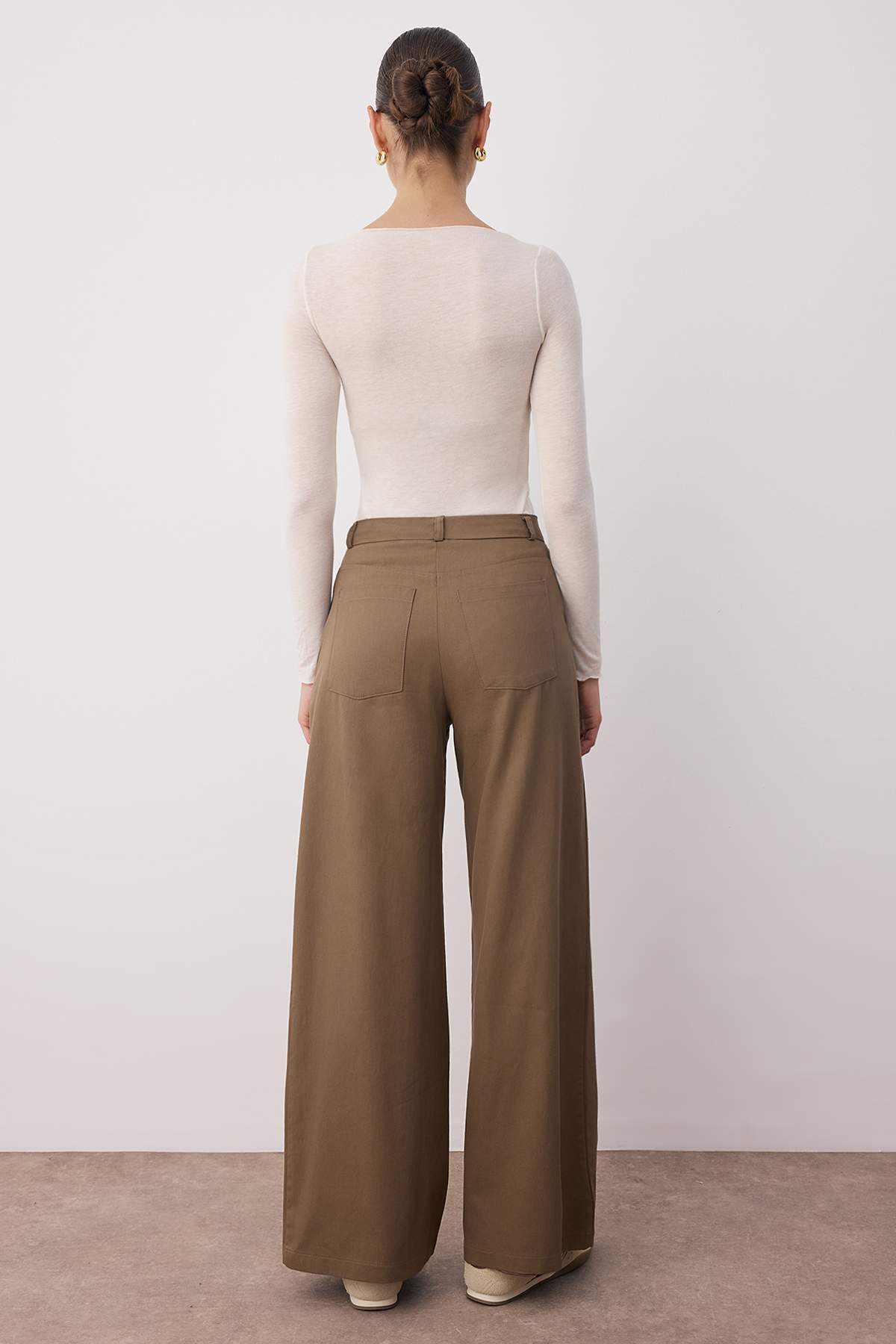 Kahverengi İnce Dökümlü Yumuşak Tuşeli %100 Pamuk Wide Leg/Geniş Paça Pantolon TWOAW26PL00010