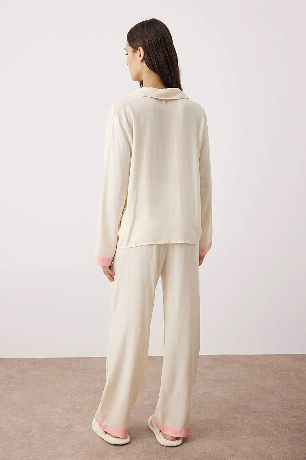 Trendyolmilla Kahverengi Biyeli Viskon Dokuma Pijama Takımı THMAW26PT00088
