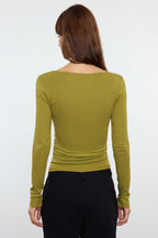 Trendyolmilla Yağ Yeşili Fitted/Vücuda Oturan Büzgü Detaylı Esnek Örme Bluz TWOAW25BZ00225