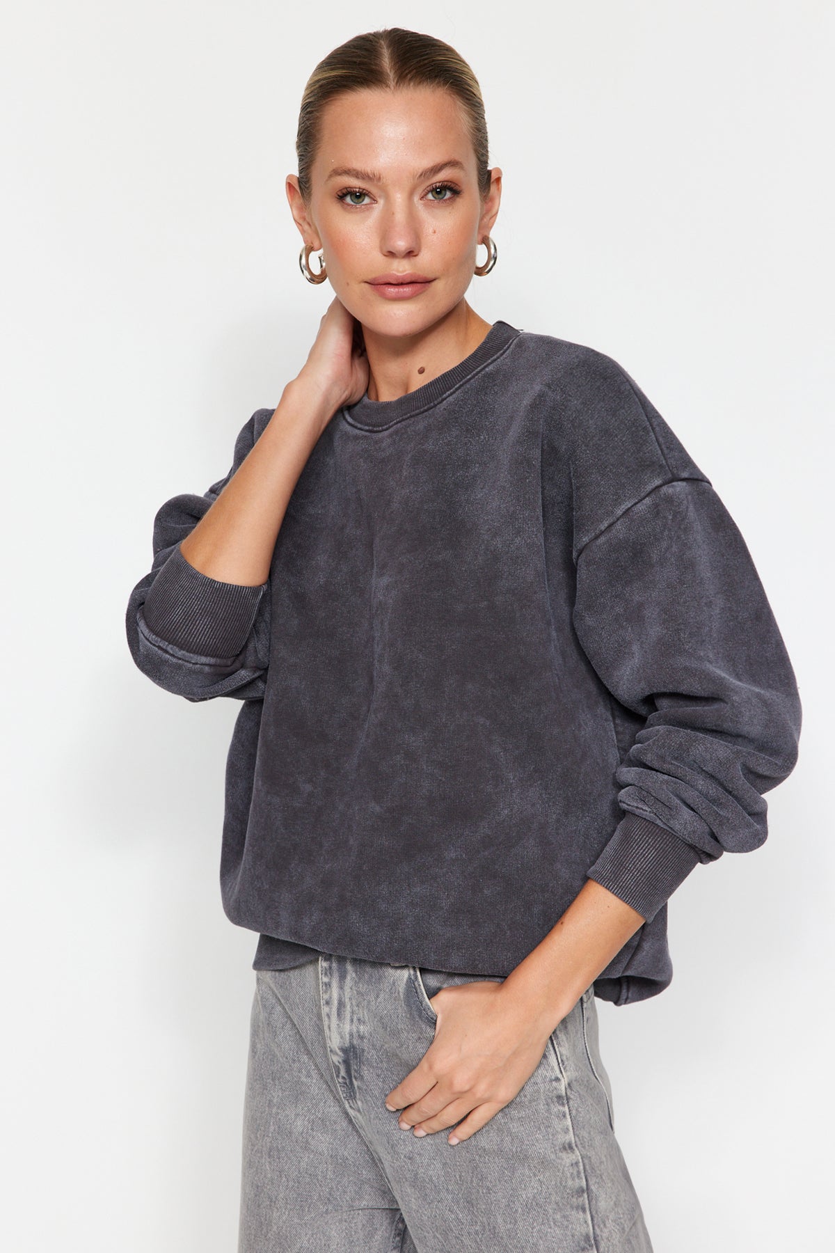 Antrasit Eskitme/Soluk Efektli Kalın İçi Polarlı Oversize/Geniş Kalıp Örme Sweatshirt TWOAW24SW00151