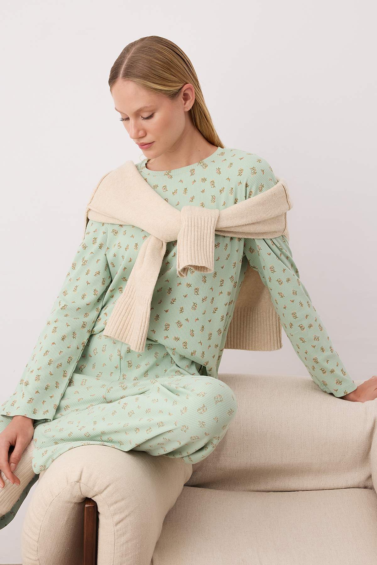 Trendyolmilla Pembe Yumuşak Tuşe Pamuklu Çiçekli Fitilli Örme Pijama Takımı THMAW25PT00194