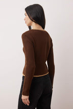 Trendyolmilla Kahverengi Fitted/Vücuda Oturan Kurdele Detaylı Crop Triko Hırka TWOAW26HI00173