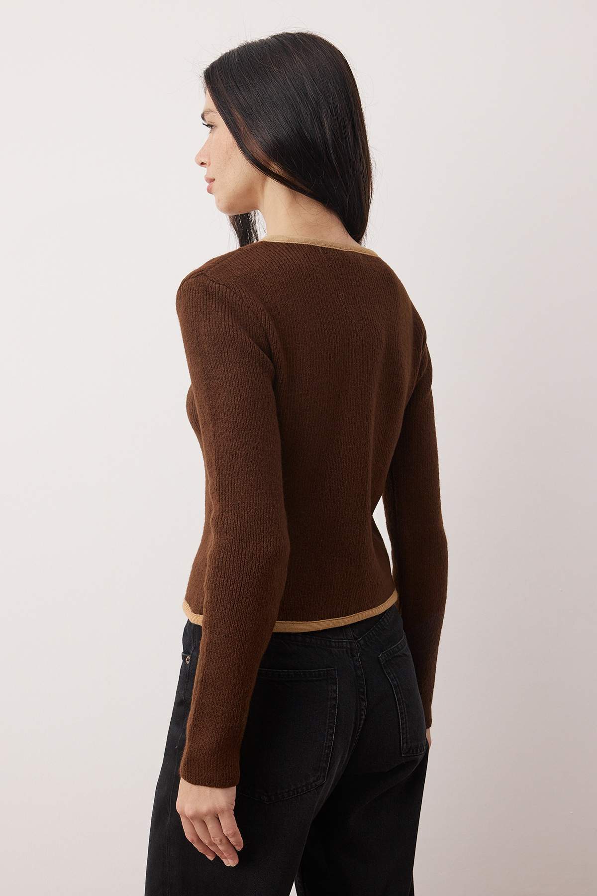 Trendyolmilla Kahverengi Fitted/Vücuda Oturan Kurdele Detaylı Crop Triko Hırka TWOAW26HI00173