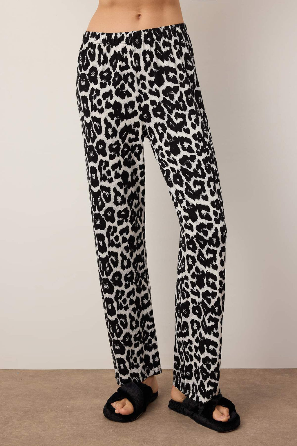 Trendyolmilla Beyaz-Siyah Leopar Desenli Örme Pijama Takımı THMAW25PT00100