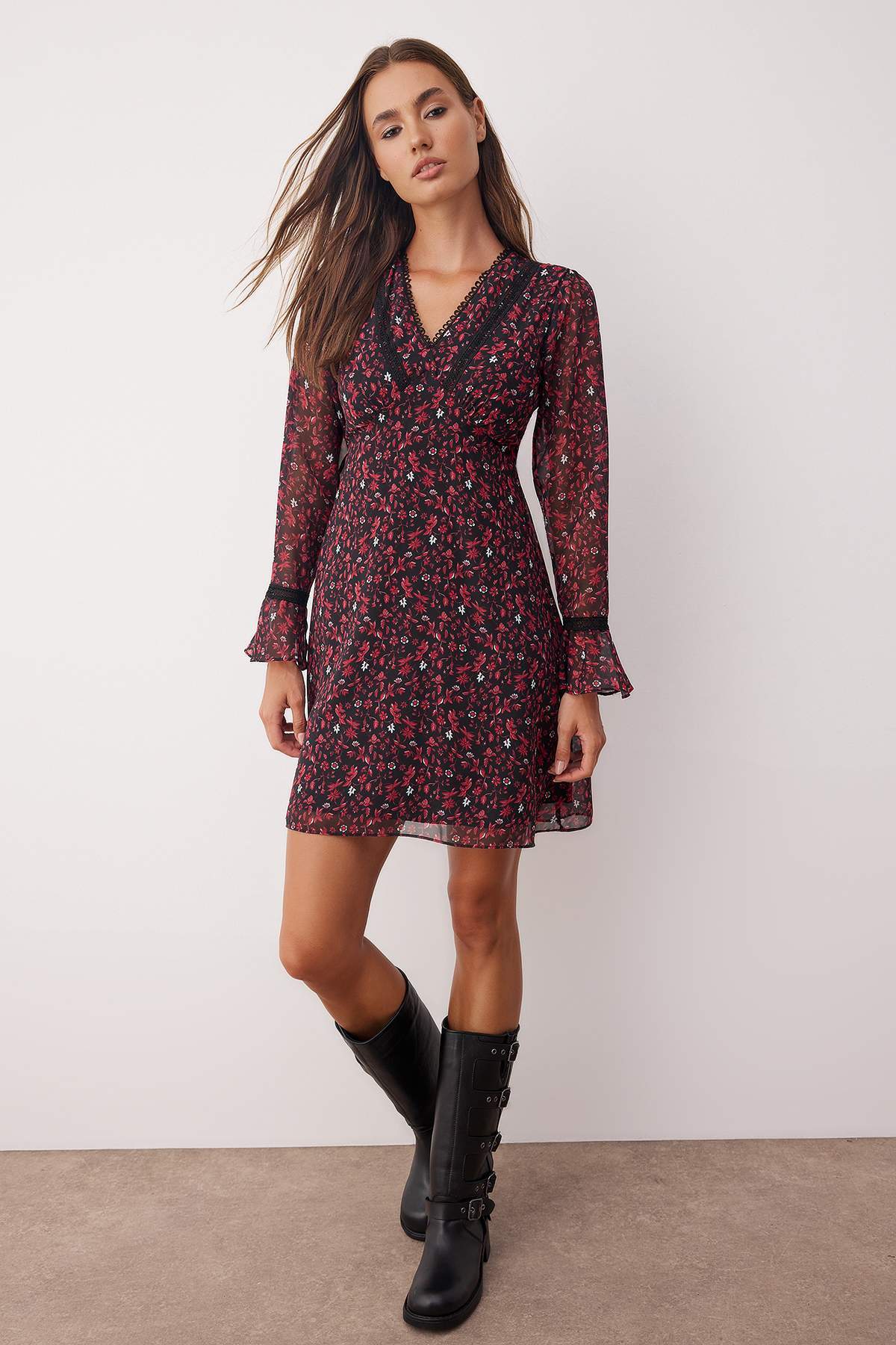 Bordo Çiçekli Aksesuar Detaylı Kısa / Mini Astarlı Şifon Dokuma Elbise TWOAW26EL00084