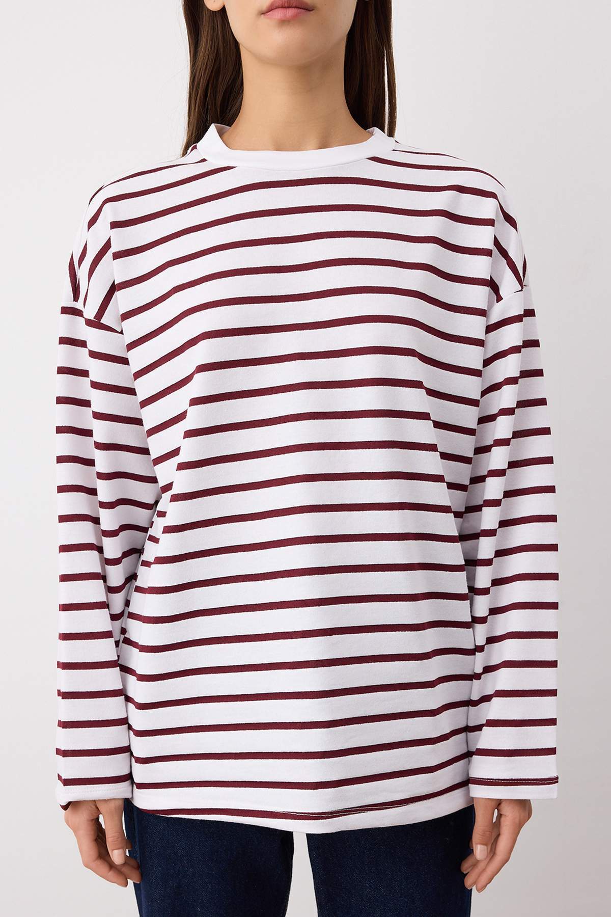 Trendyolmilla Beyaz Çizgili Oversize/Geniş Kesim Bisiklet Yaka İnce Örme Sweatshirt TWOAW23SW00326