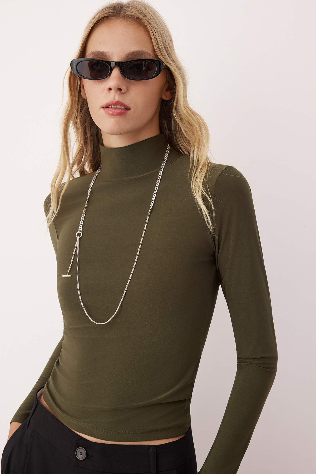 Trendyolmilla Siyah Fitted/Vücuda Oturan Uzun Kollu Dik Yaka Fitilli Esnek Örme Bluz TWOAW25BZ00078