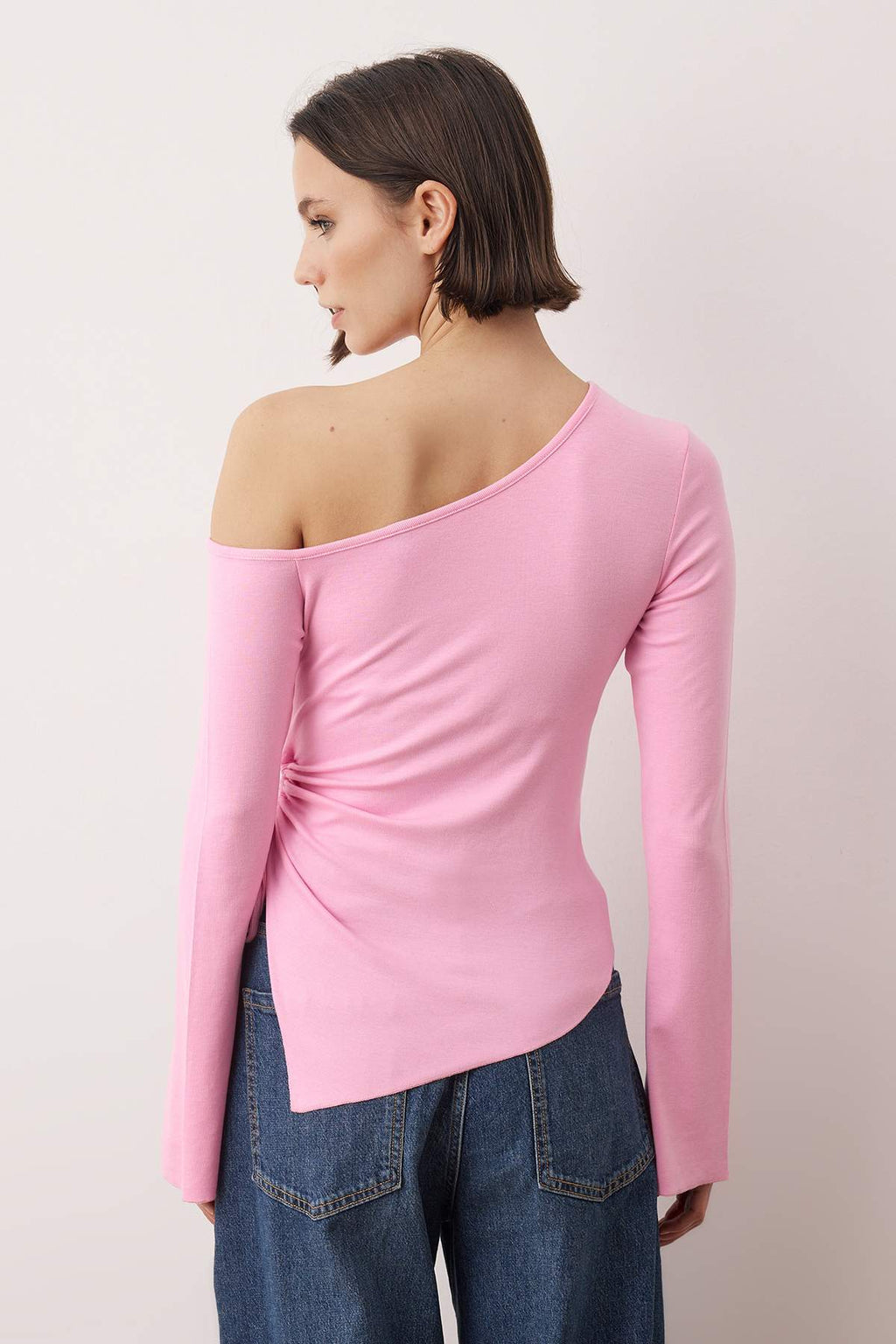 Trendyolmilla Kahverengi Açık Omuzlu Asimetrik Fitted/Vüdua Otuan İspanyol Kol Örme Bluz TWOAW26BZ00328