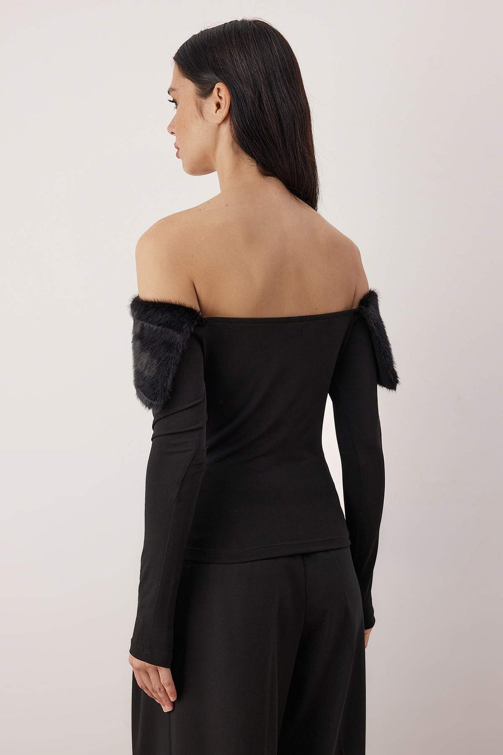 Siyah Suni Kürklü Carmen Yaka Örme Party Bluz TPRAW26BZ00047