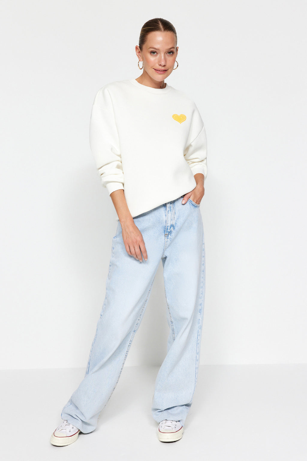 Trendyolmilla Ekru Kalın İçi Polarlı Göğüs ve Sırt Kabartma Baskılı Oversize Örme Sweatshirt TWOAW24SW00226
