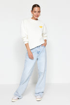 Trendyolmilla Ekru Kalın İçi Polarlı Göğüs ve Sırt Kabartma Baskılı Oversize Örme Sweatshirt TWOAW24SW00226